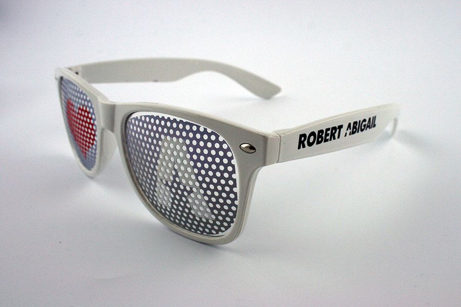 zonnebrilletjes voor DJ Robert Abigail met full color sticker op de glazen
